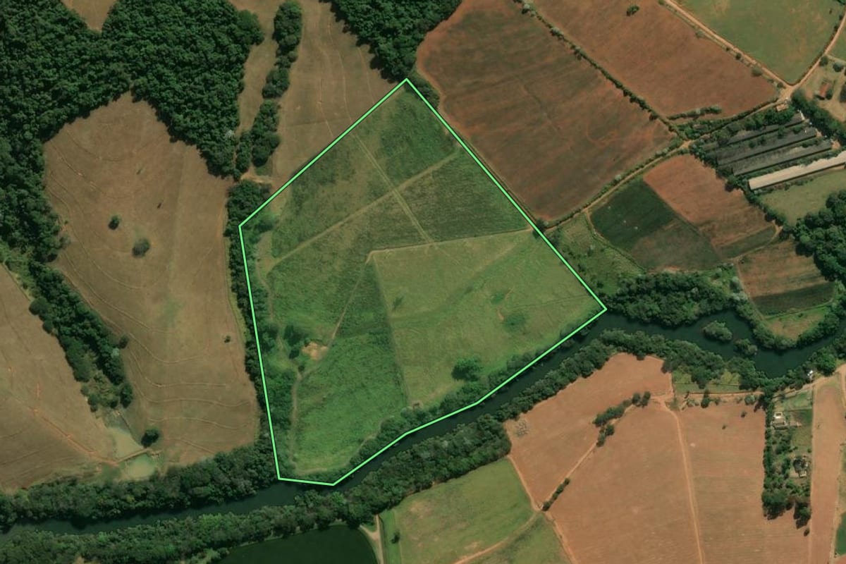 Imagem de satélite do imóvel rural em Itatiba (SP), com o contorno declarado no CAR desenhado por cima.