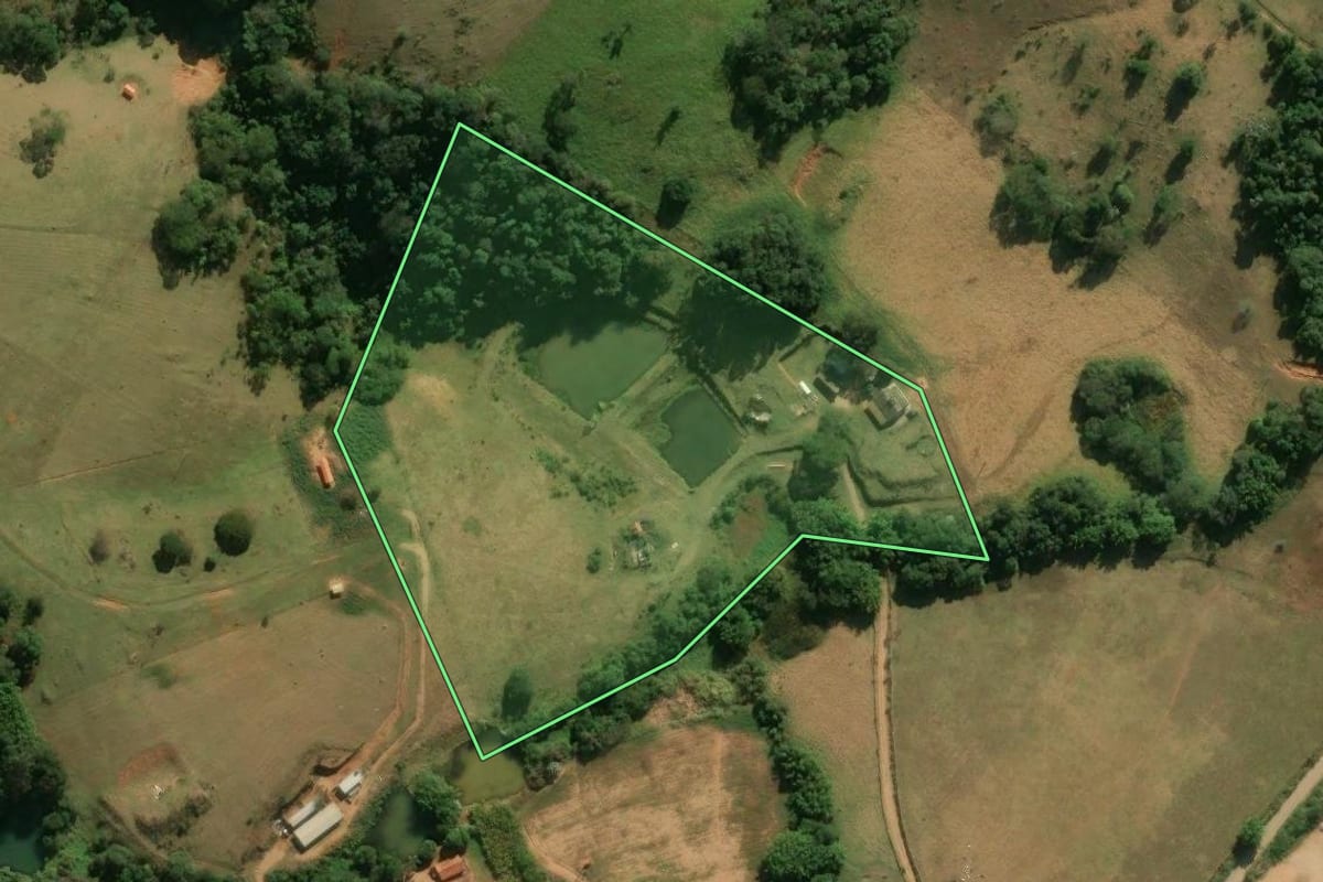 Imagem de satélite do imóvel rural em Itatiba (SP), com o contorno declarado no CAR desenhado por cima.
