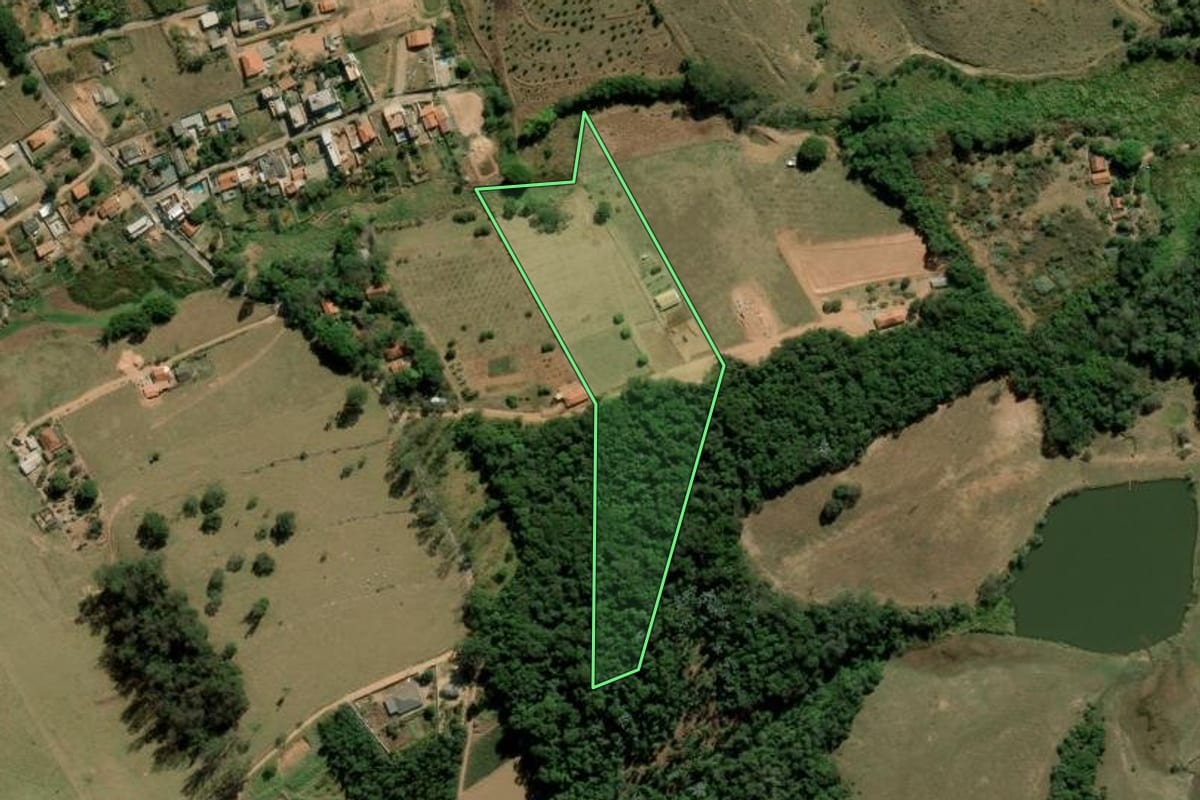 Imagem de satélite do imóvel rural em Itatiba (SP), com o contorno declarado no CAR desenhado por cima.