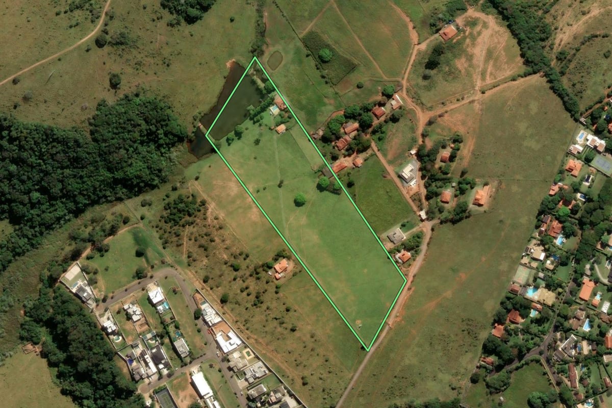 Imagem de satélite do imóvel rural em Itatiba (SP), com o contorno declarado no CAR desenhado por cima.