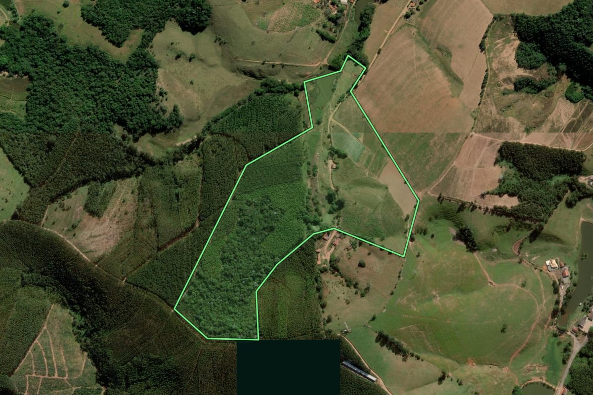 Imagem de satélite do imóvel rural em Itatiba (SP), com o contorno declarado no CAR desenhado por cima.