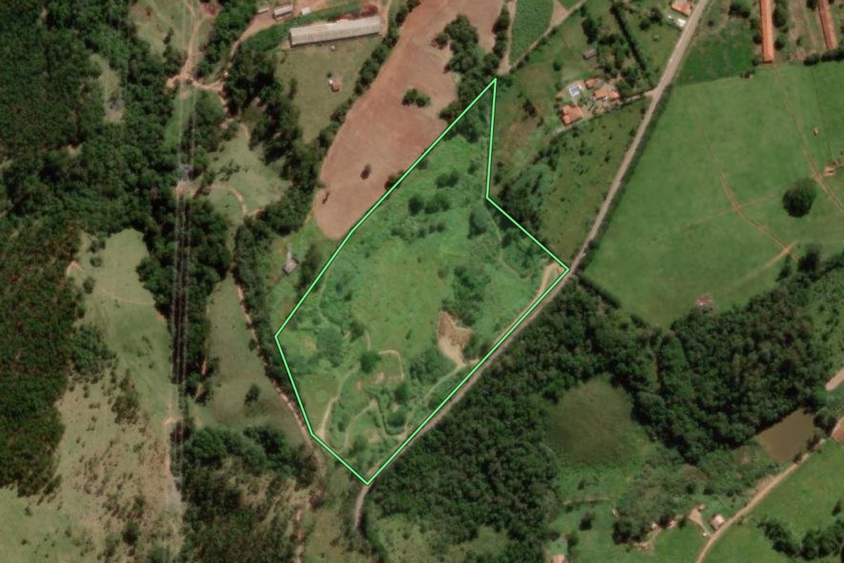 Imagem de satélite do imóvel rural em Itatiba (SP), com o contorno declarado no CAR desenhado por cima.