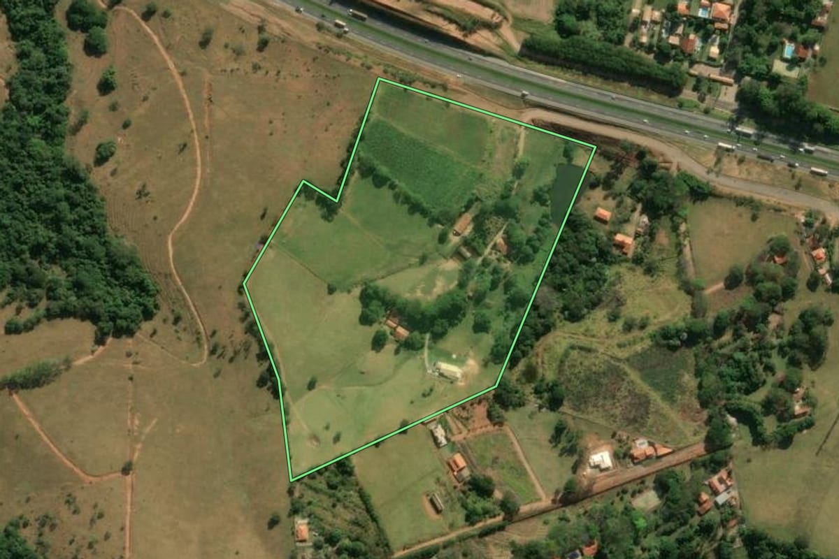 Imagem de satélite do imóvel rural em Itatiba (SP), com o contorno declarado no CAR desenhado por cima.