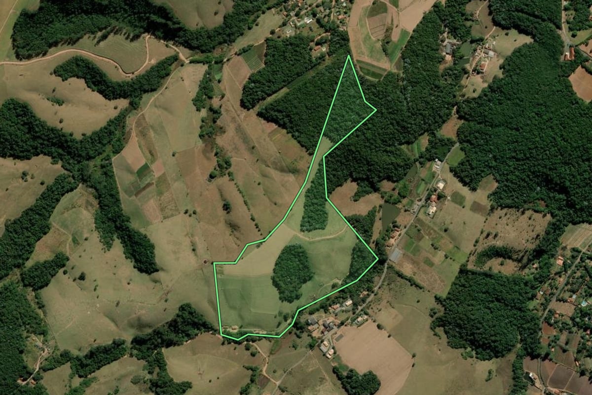 Imagem de satélite do imóvel rural em Itatiba (SP), com o contorno declarado no CAR desenhado por cima.