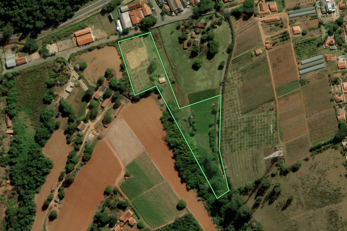 Imagem de satélite do imóvel rural em Itatiba (SP), com o contorno declarado no CAR desenhado por cima.