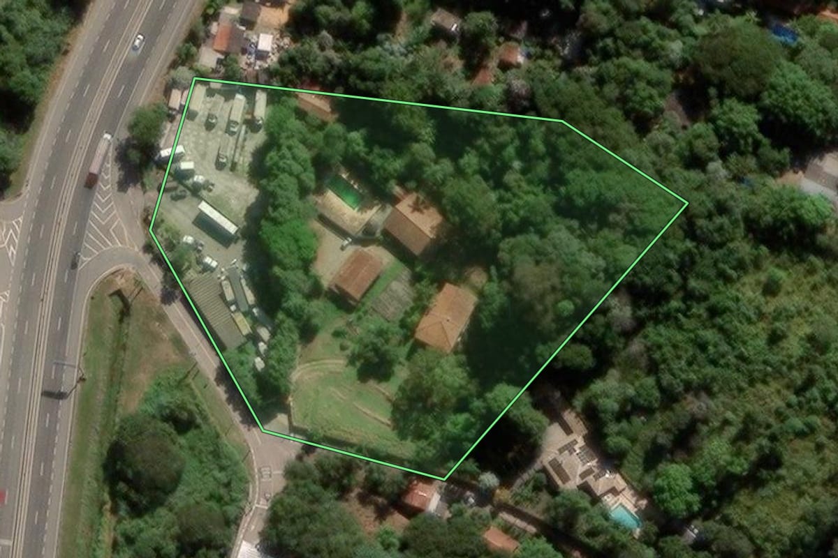 Imagem de satélite do imóvel rural em Itatiba (SP), com o contorno declarado no CAR desenhado por cima.