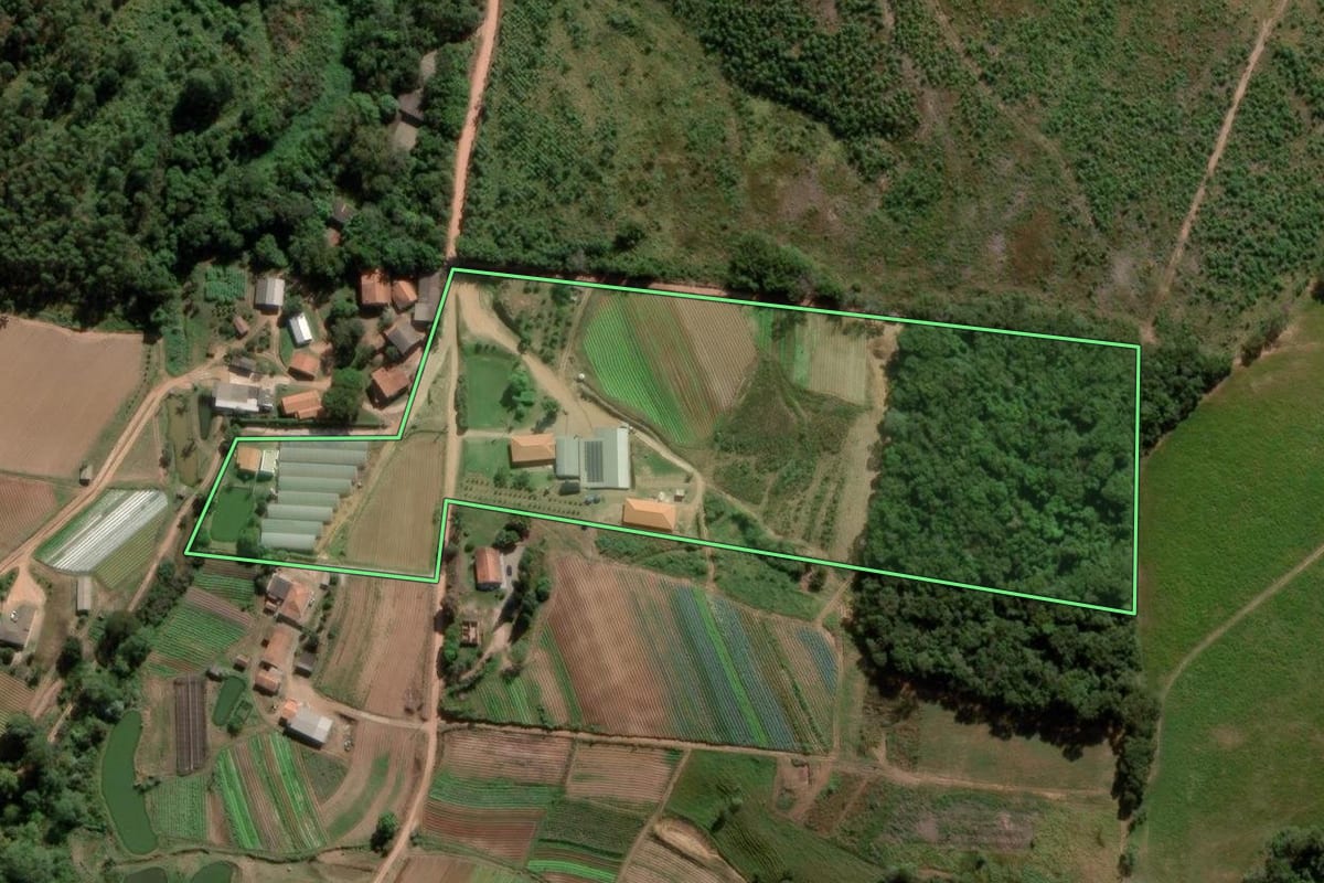 Imagem de satélite do imóvel rural em Itatiba (SP), com o contorno declarado no CAR desenhado por cima.