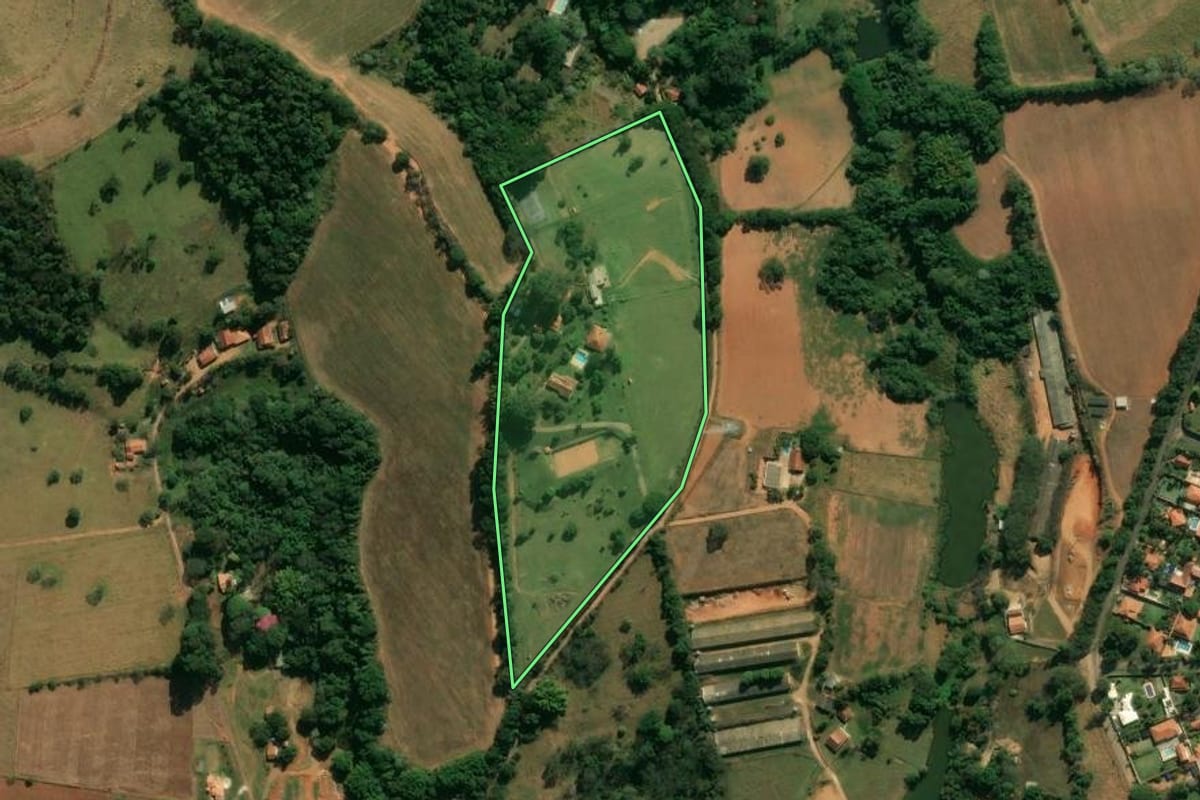 Imagem de satélite do imóvel rural em Itatiba (SP), com o contorno declarado no CAR desenhado por cima.