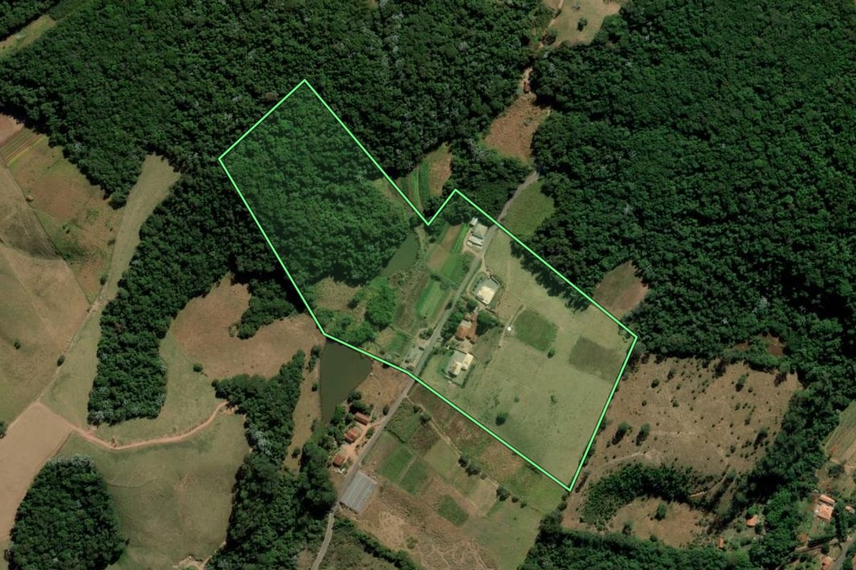 Imagem de satélite do imóvel rural em Itatiba (SP), com o contorno declarado no CAR desenhado por cima.
