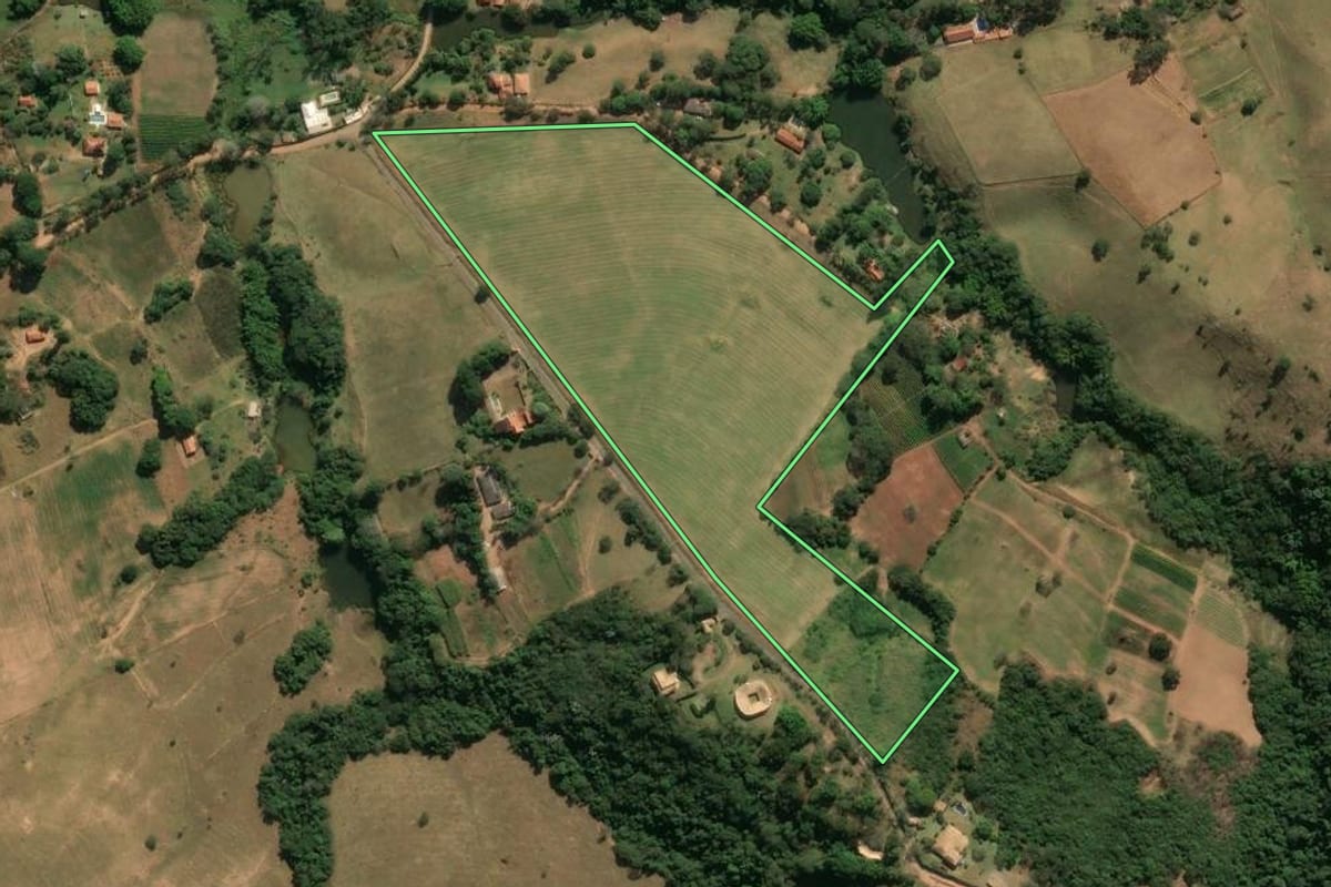 Imagem de satélite do imóvel rural em Itatiba (SP), com o contorno declarado no CAR desenhado por cima.