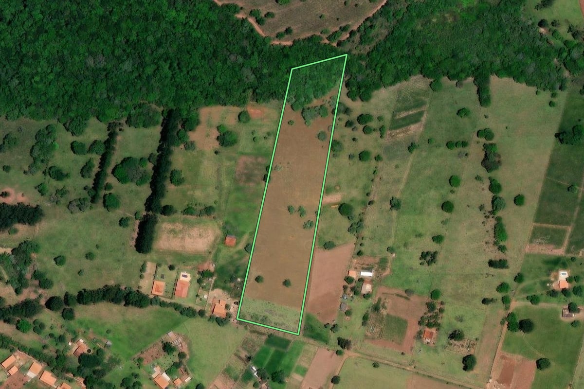 Imagem de satélite do imóvel rural em Itatinga (SP), com o contorno declarado no CAR desenhado por cima.
