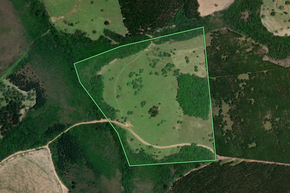 Imagem de satélite do imóvel rural em Itatinga (SP), com o contorno declarado no CAR desenhado por cima.