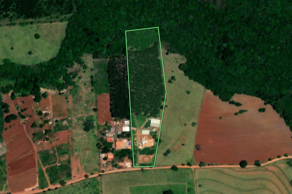 Imagem de satélite do imóvel rural em Itatinga (SP), com o contorno declarado no CAR desenhado por cima.