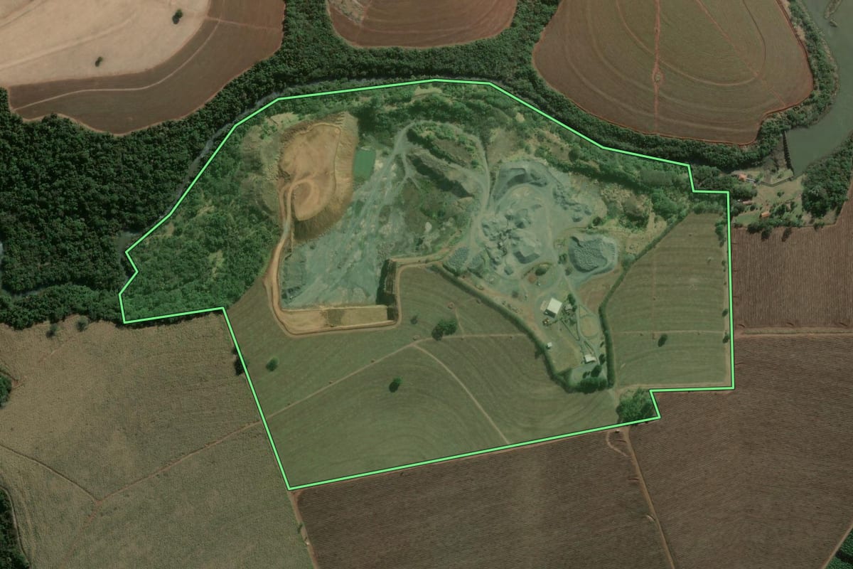 Imagem de satélite do imóvel rural em Itatinga (SP), com o contorno declarado no CAR desenhado por cima.