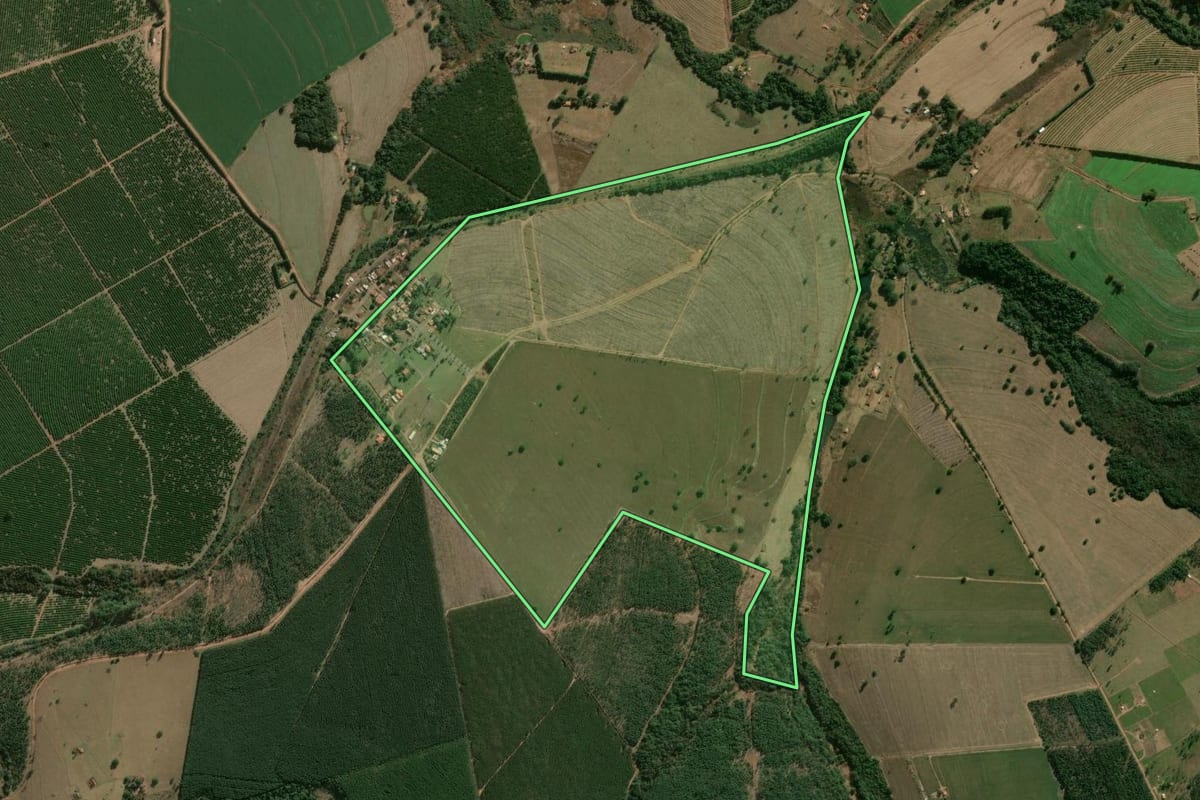 Imagem de satélite do imóvel rural em Itatinga (SP), com o contorno declarado no CAR desenhado por cima.