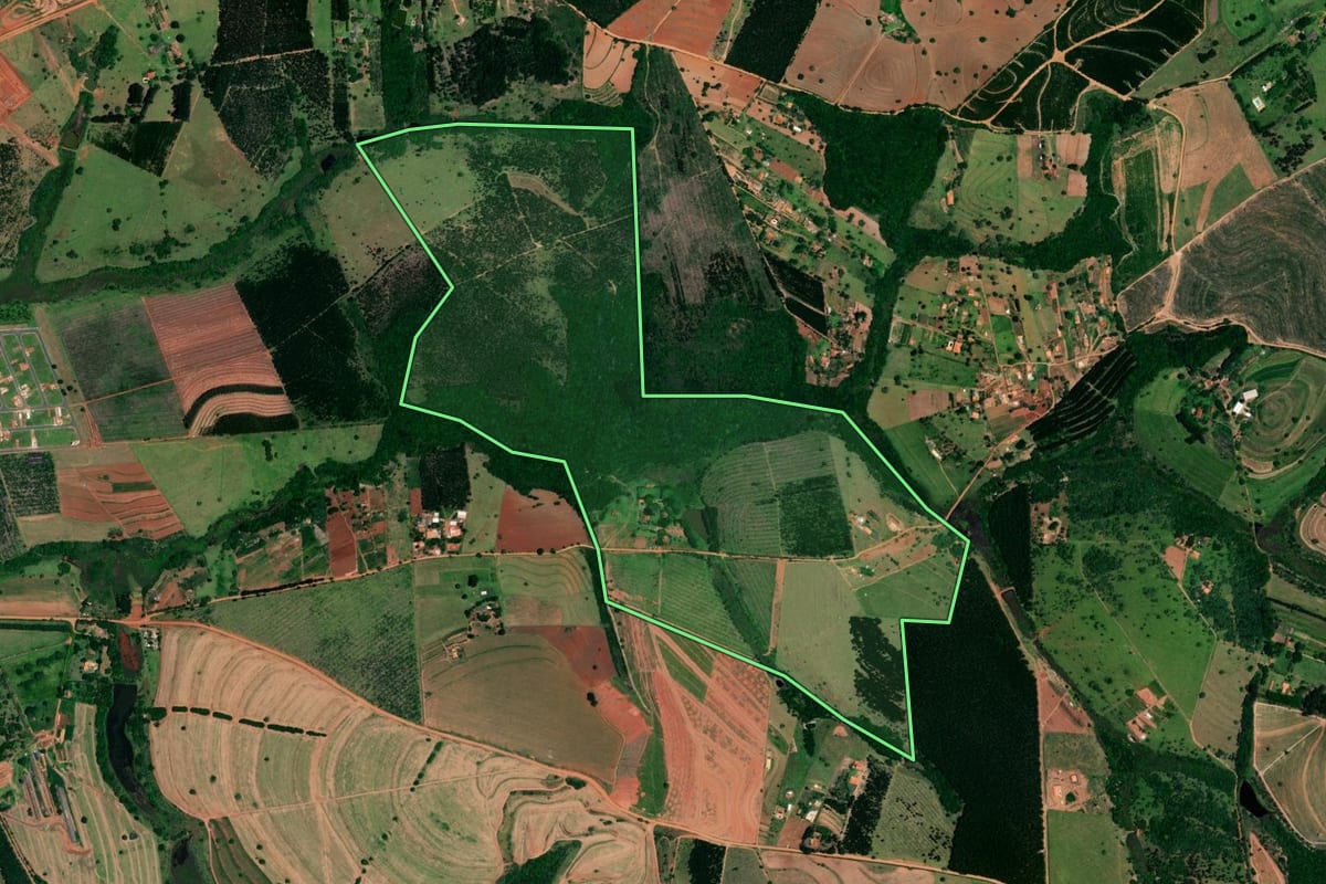 Imagem de satélite do imóvel rural em Itatinga (SP), com o contorno declarado no CAR desenhado por cima.
