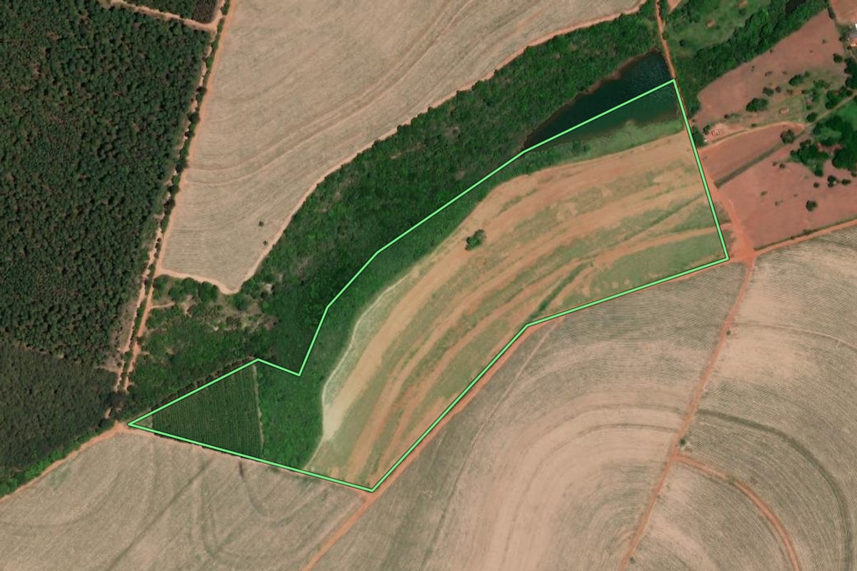 Imagem de satélite do imóvel rural em Itatinga (SP), com o contorno declarado no CAR desenhado por cima.