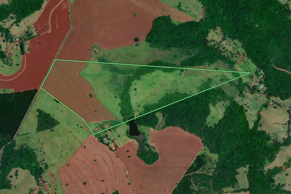 Imagem de satélite do imóvel rural em Itatinga (SP), com o contorno declarado no CAR desenhado por cima.