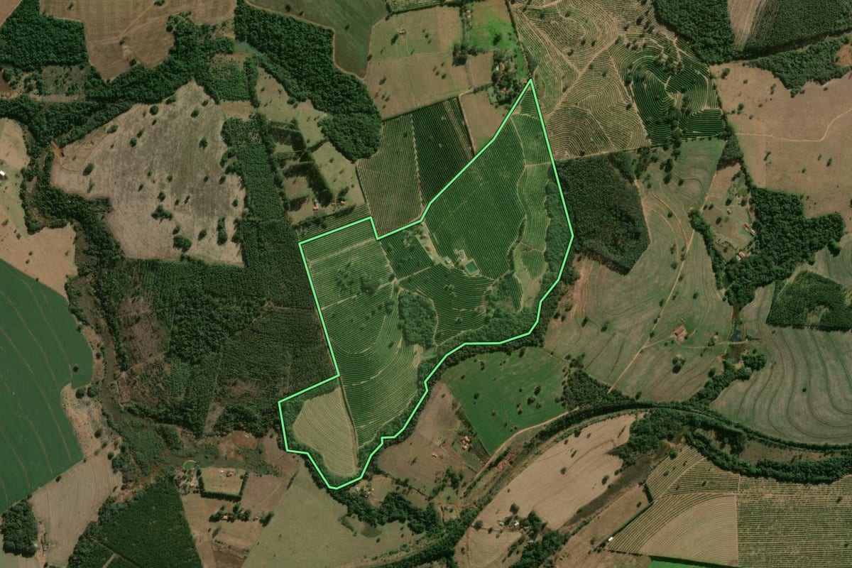 Imagem de satélite do imóvel rural em Itatinga (SP), com o contorno declarado no CAR desenhado por cima.