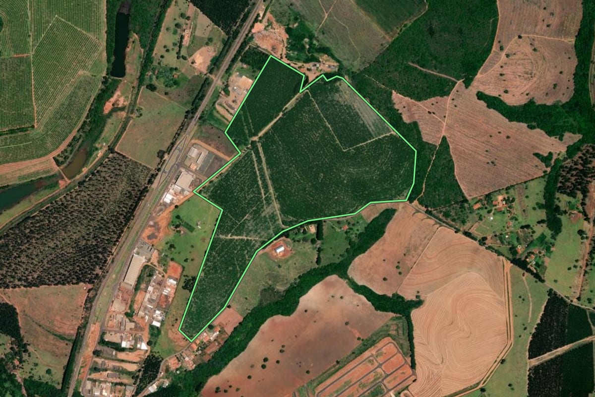 Imagem de satélite do imóvel rural em Itatinga (SP), com o contorno declarado no CAR desenhado por cima.