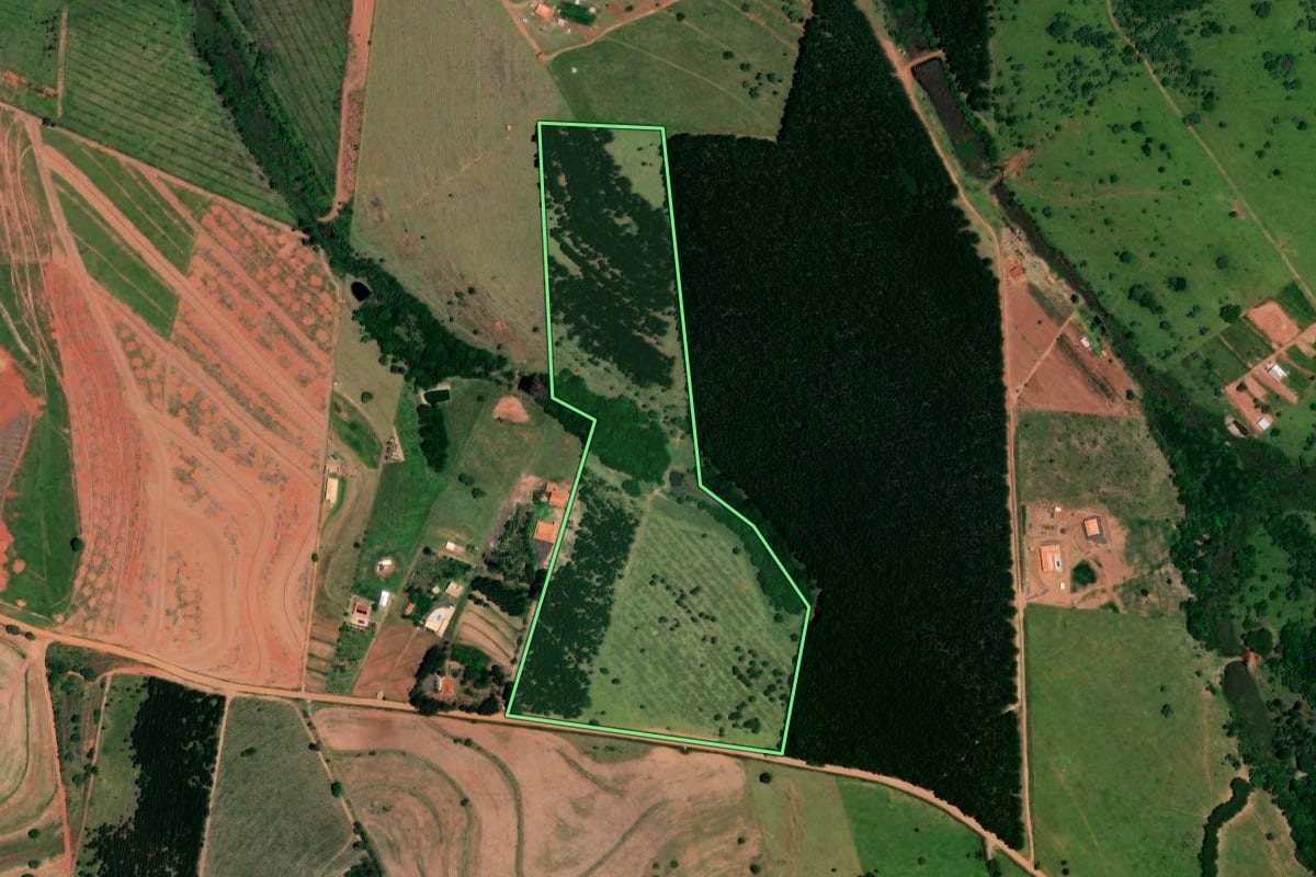 Imagem de satélite do imóvel rural em Itatinga (SP), com o contorno declarado no CAR desenhado por cima.