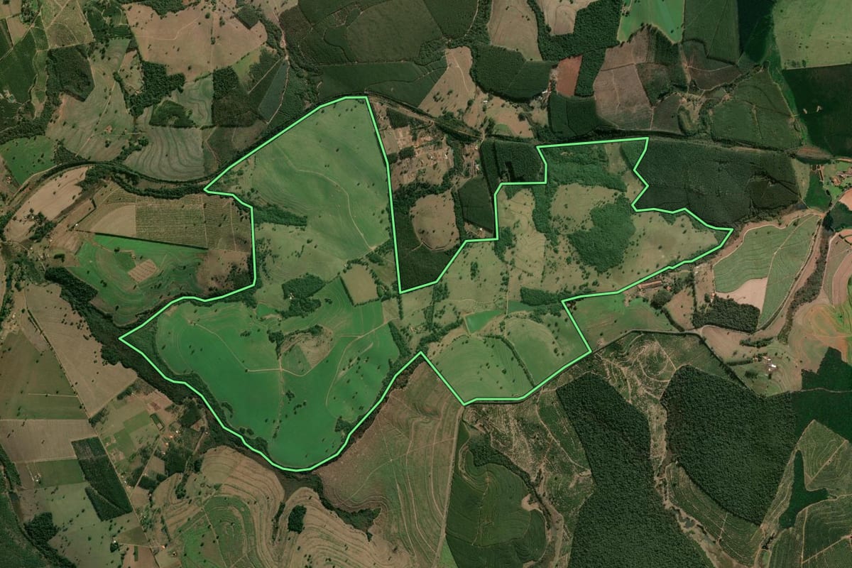 Imagem de satélite do imóvel rural em Itatinga (SP), com o contorno declarado no CAR desenhado por cima.