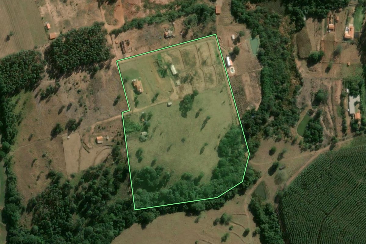 Imagem de satélite do imóvel rural em Itatinga (SP), com o contorno declarado no CAR desenhado por cima.