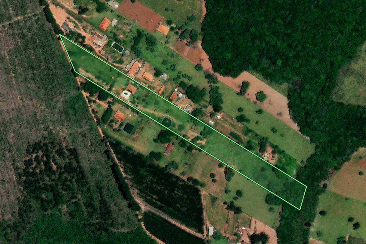 Imagem de satélite do imóvel rural em Itatinga (SP), com o contorno declarado no CAR desenhado por cima.