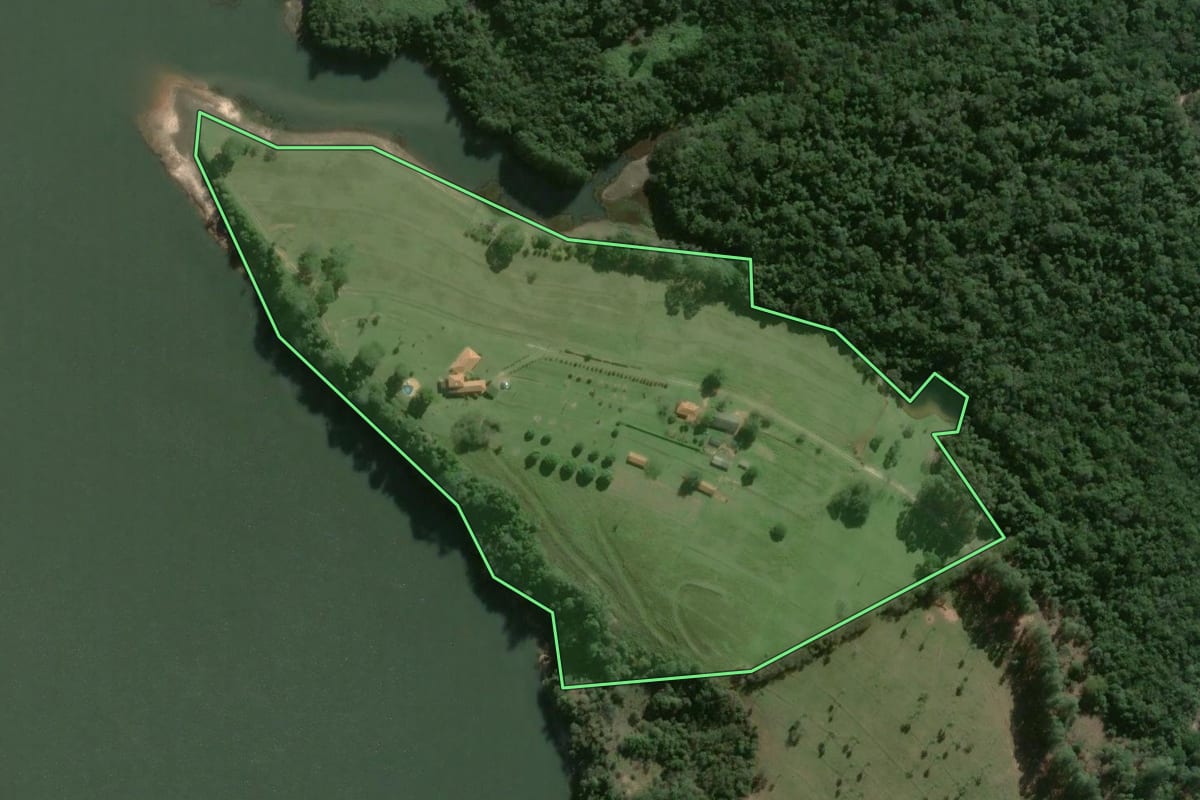 Imagem de satélite do imóvel rural em Itatinga (SP), com o contorno declarado no CAR desenhado por cima.