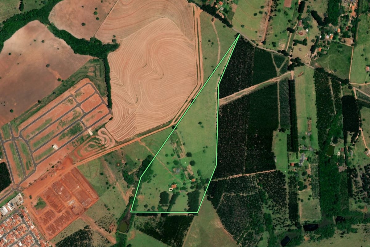Imagem de satélite do imóvel rural em Itatinga (SP), com o contorno declarado no CAR desenhado por cima.