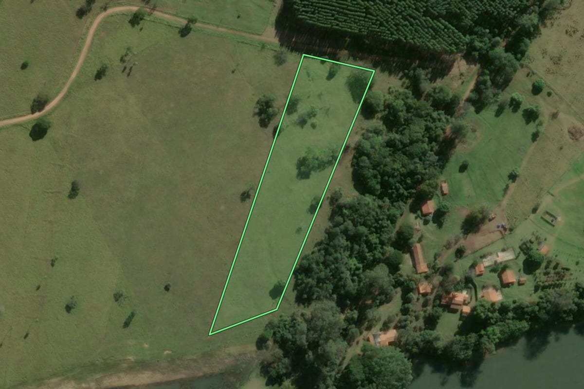 Imagem de satélite do imóvel rural em Itatinga (SP), com o contorno declarado no CAR desenhado por cima.