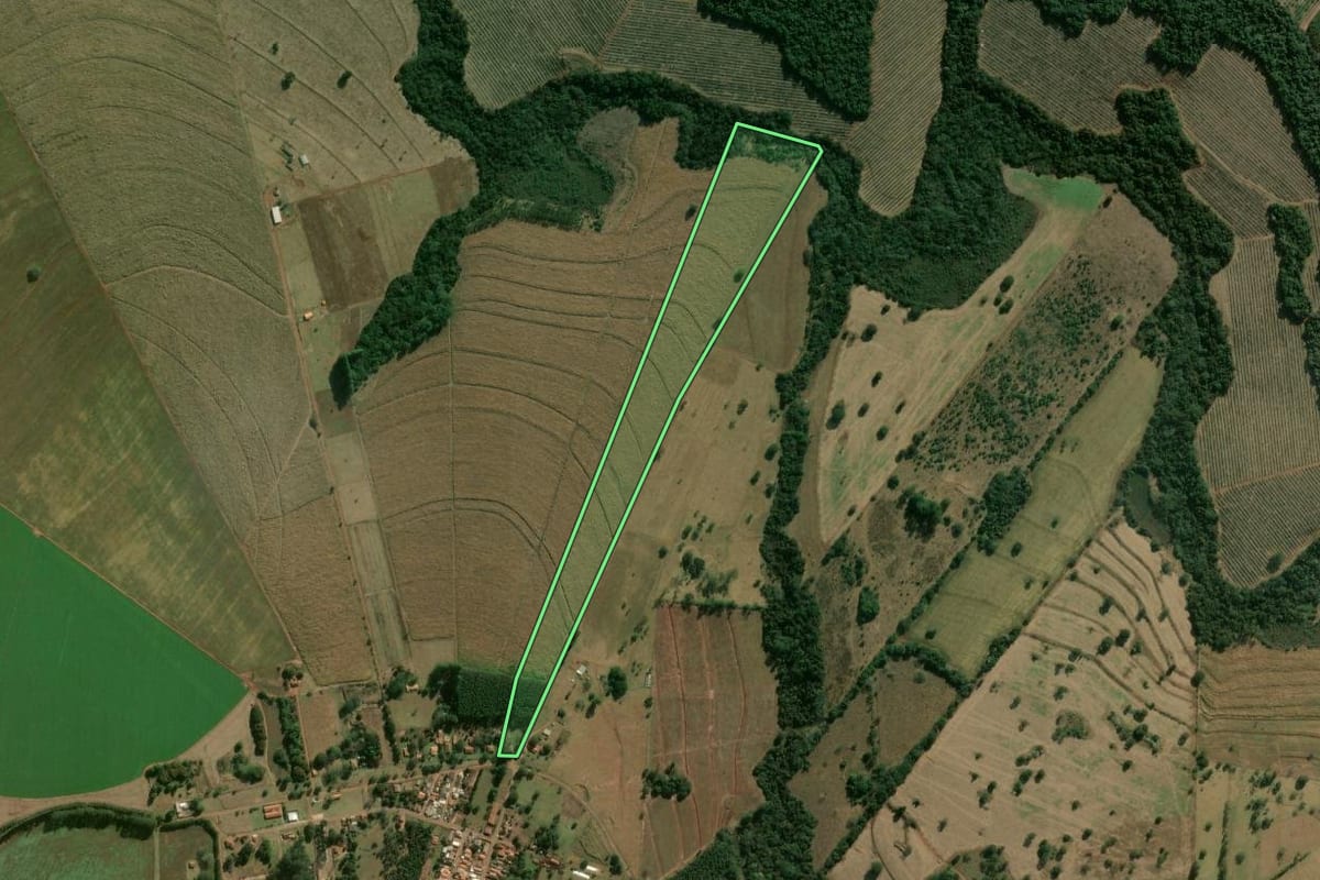 Imagem de satélite do imóvel rural em Itatinga (SP), com o contorno declarado no CAR desenhado por cima.