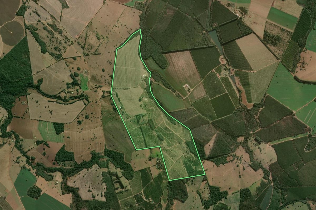 Imagem de satélite do imóvel rural em Itatinga (SP), com o contorno declarado no CAR desenhado por cima.