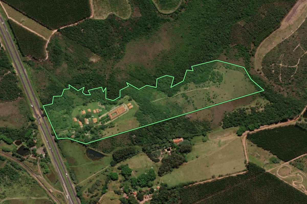 Imagem de satélite do imóvel rural em Itirapina (SP), com o contorno declarado no CAR desenhado por cima.
