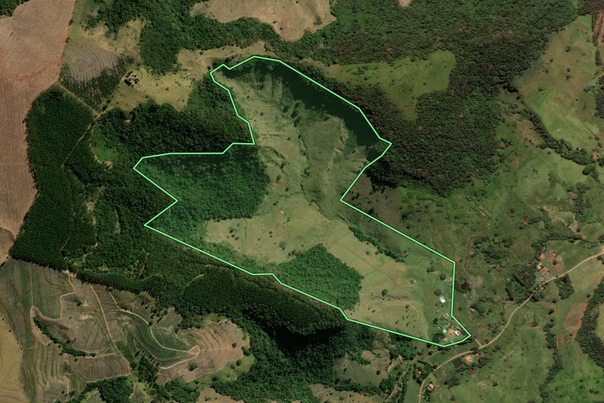 Imagem de satélite do imóvel rural em Itirapina (SP), com o contorno declarado no CAR desenhado por cima.