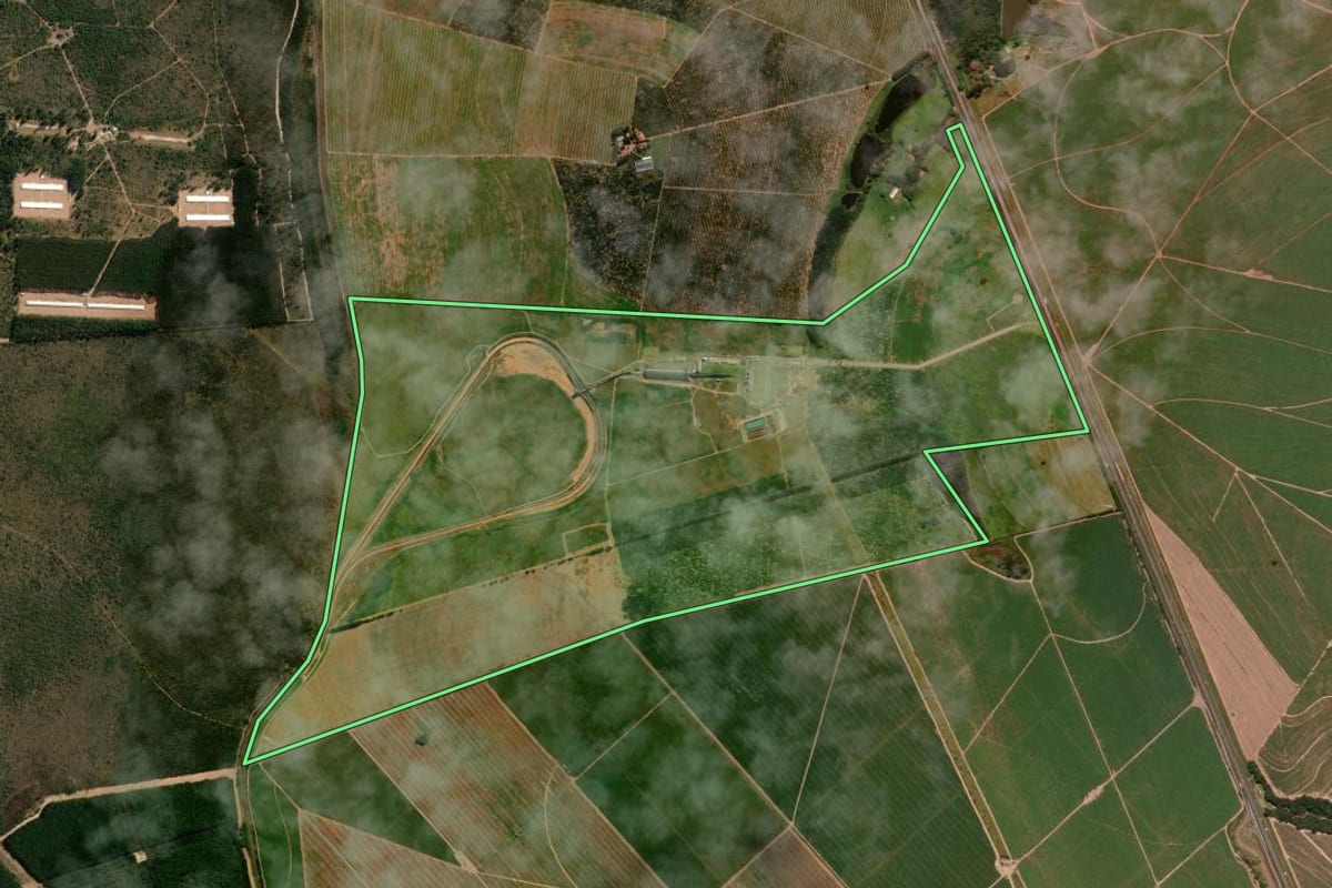 Imagem de satélite do imóvel rural em Itirapina (SP), com o contorno declarado no CAR desenhado por cima.
