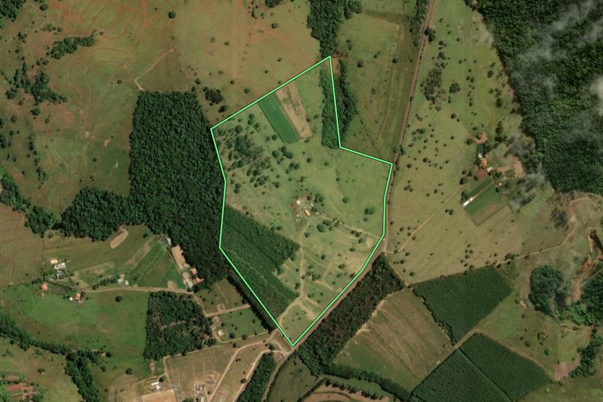 Imagem de satélite do imóvel rural em Itirapina (SP), com o contorno declarado no CAR desenhado por cima.