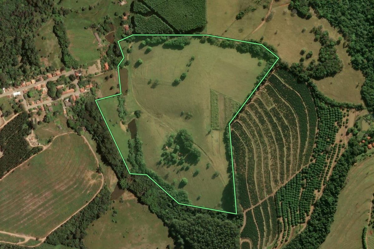 Imagem de satélite do imóvel rural em Itirapina (SP), com o contorno declarado no CAR desenhado por cima.