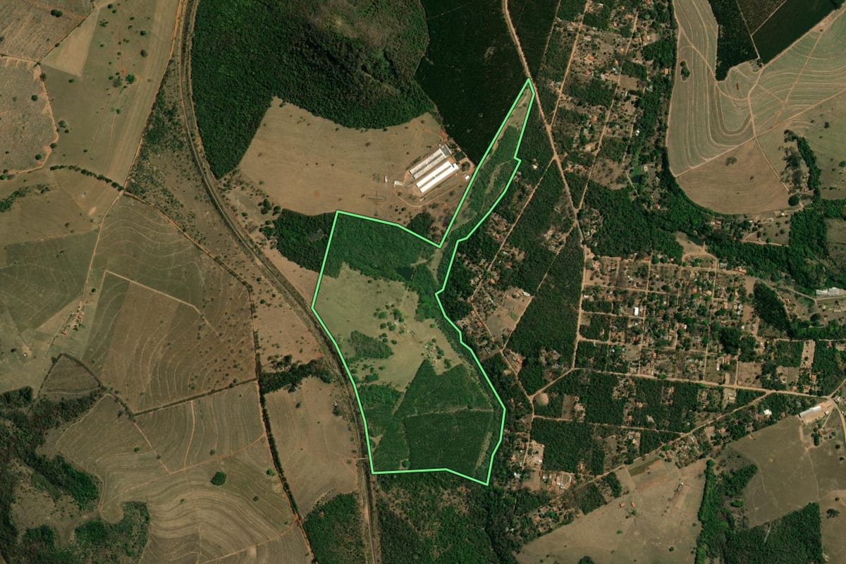 Imagem de satélite do imóvel rural em Itirapina (SP), com o contorno declarado no CAR desenhado por cima.