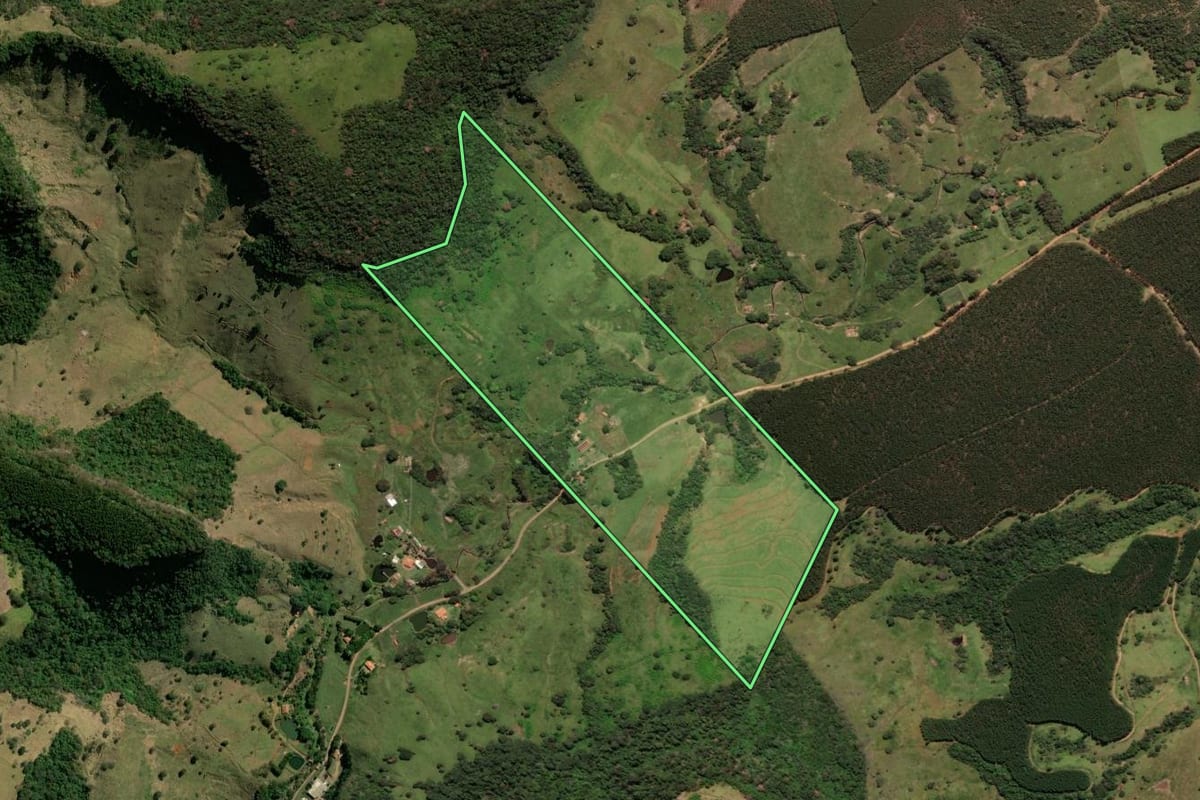 Imagem de satélite do imóvel rural em Itirapina (SP), com o contorno declarado no CAR desenhado por cima.