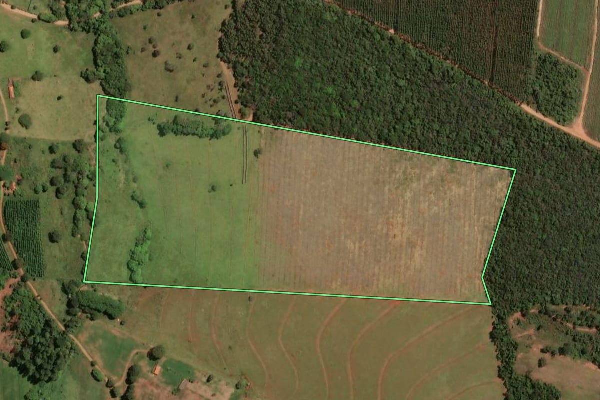 Imagem de satélite do imóvel rural em Itirapina (SP), com o contorno declarado no CAR desenhado por cima.