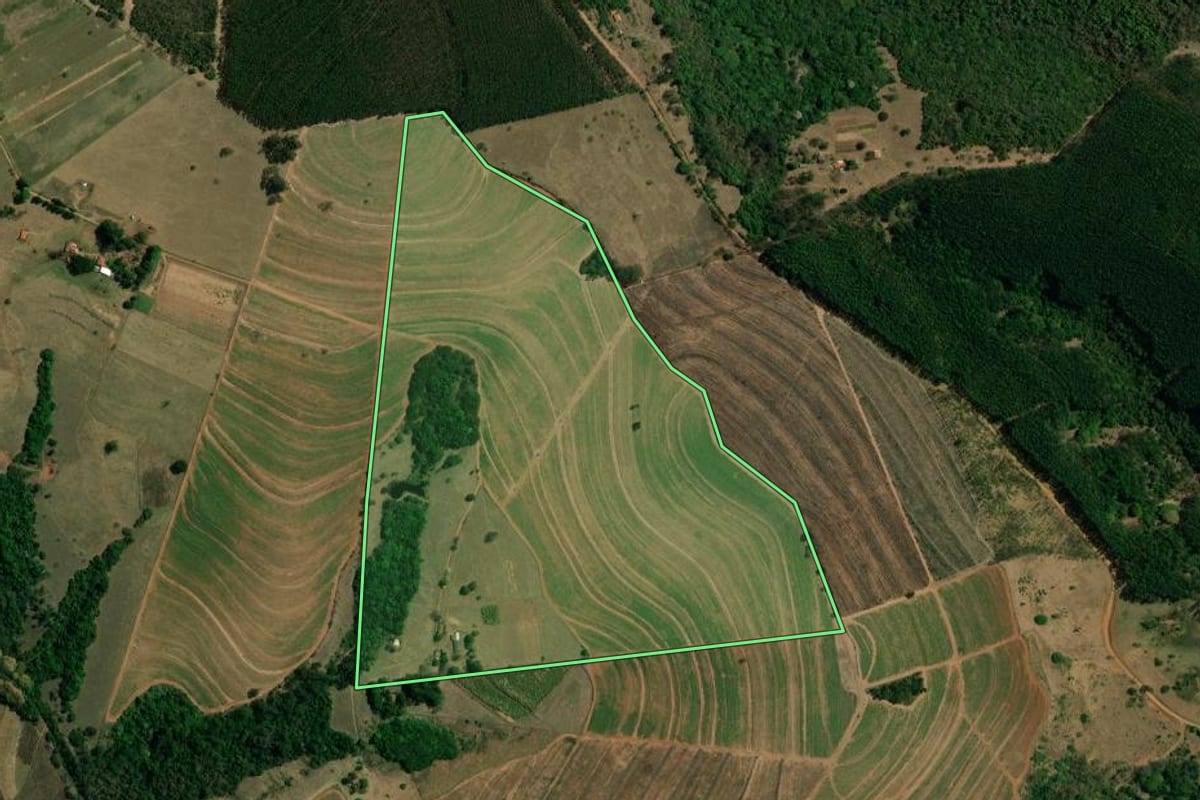 Imagem de satélite do imóvel rural em Itirapina (SP), com o contorno declarado no CAR desenhado por cima.