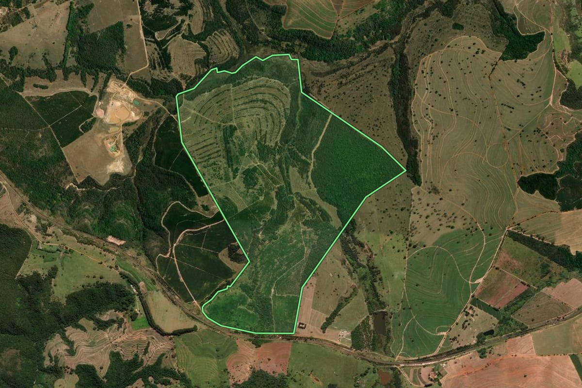 Imagem de satélite do imóvel rural em Itirapina (SP), com o contorno declarado no CAR desenhado por cima.