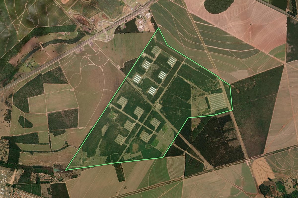 Imagem de satélite do imóvel rural em Itirapina (SP), com o contorno declarado no CAR desenhado por cima.