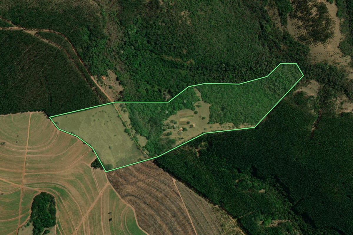 Imagem de satélite do imóvel rural em Itirapina (SP), com o contorno declarado no CAR desenhado por cima.
