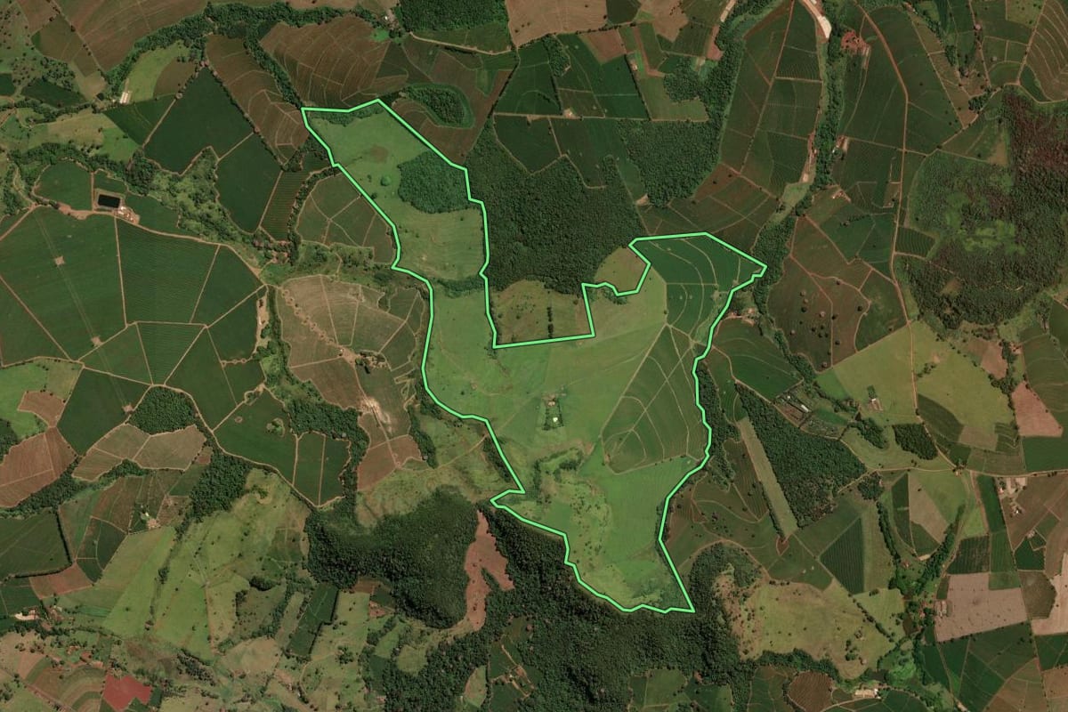 Imagem de satélite do imóvel rural em Itirapuã (SP), com o contorno declarado no CAR desenhado por cima.