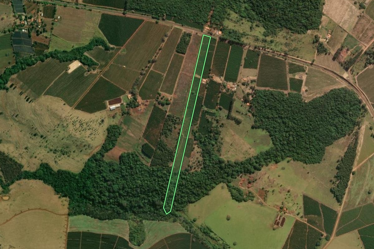 Imagem de satélite do imóvel rural em Itirapuã (SP), com o contorno declarado no CAR desenhado por cima.