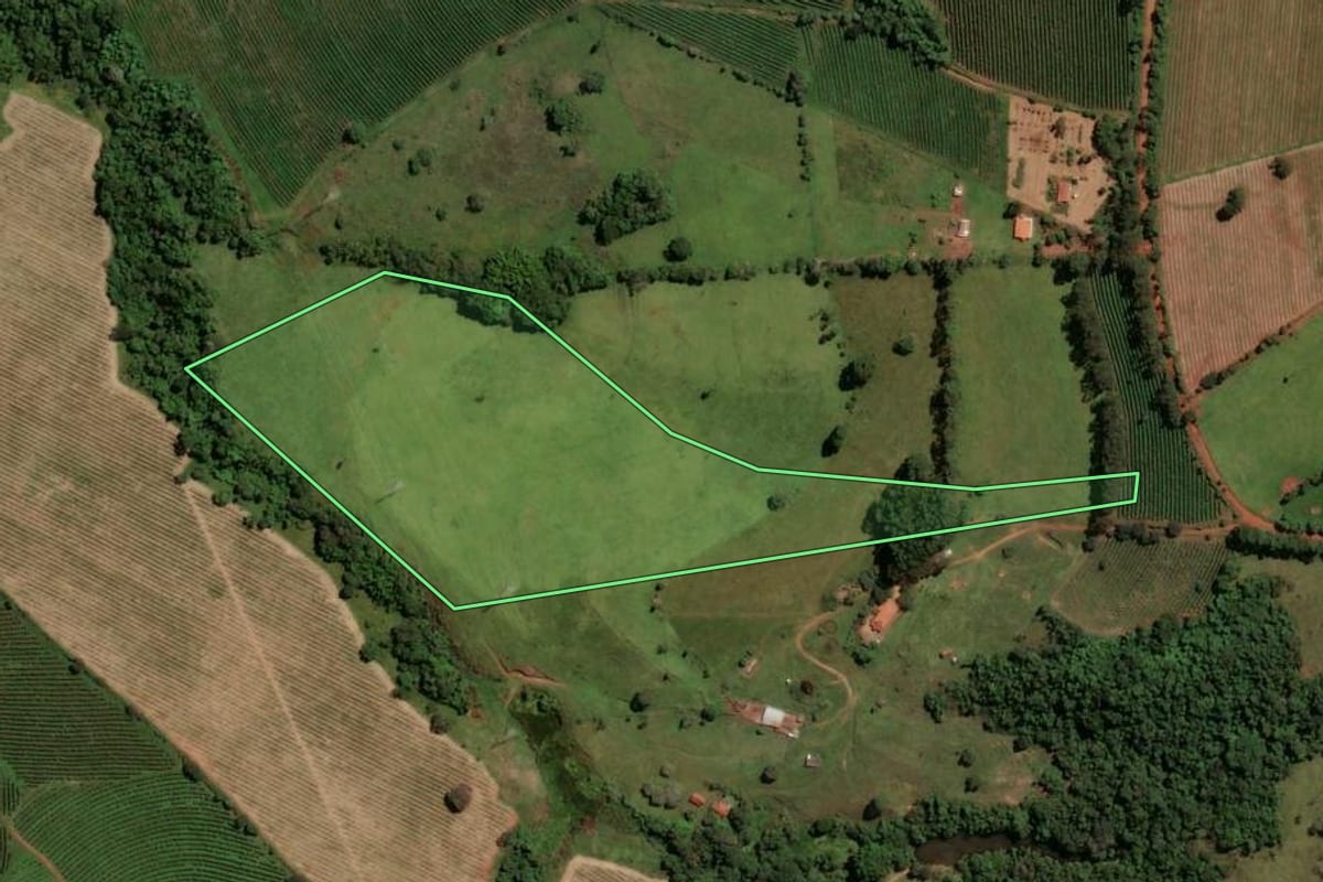 Imagem de satélite do imóvel rural em Itirapuã (SP), com o contorno declarado no CAR desenhado por cima.