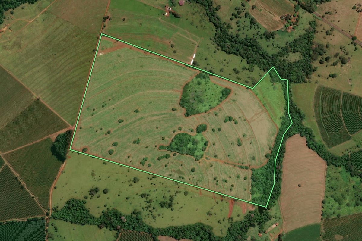 Imagem de satélite do imóvel rural em Itirapuã (SP), com o contorno declarado no CAR desenhado por cima.
