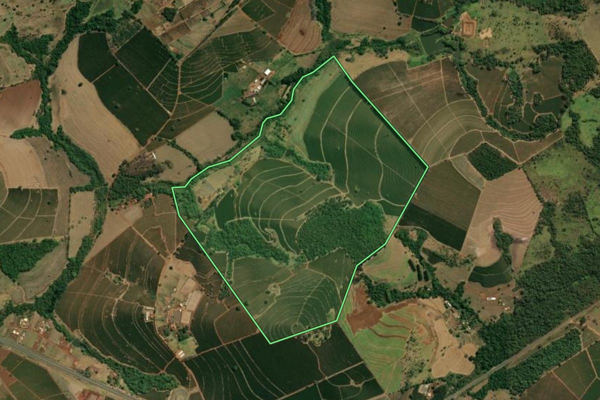 Imagem de satélite do imóvel rural em Itirapuã (SP), com o contorno declarado no CAR desenhado por cima.